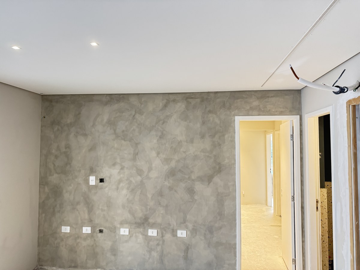 Sala de Estar com Parede em Cimento Queimado e Spots LED
