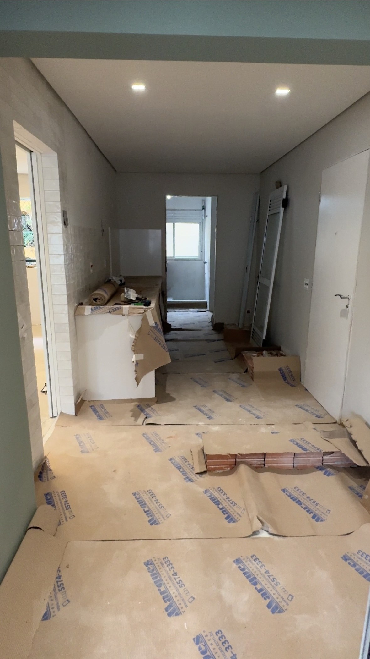 Corredor de apartamento reformado com salva-piso e forro tabicado