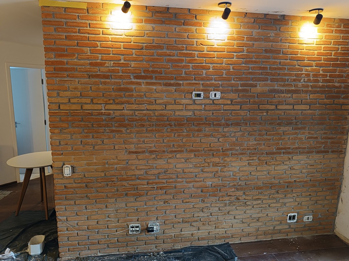 Detalhe de parede rústica em tijolos aparentes