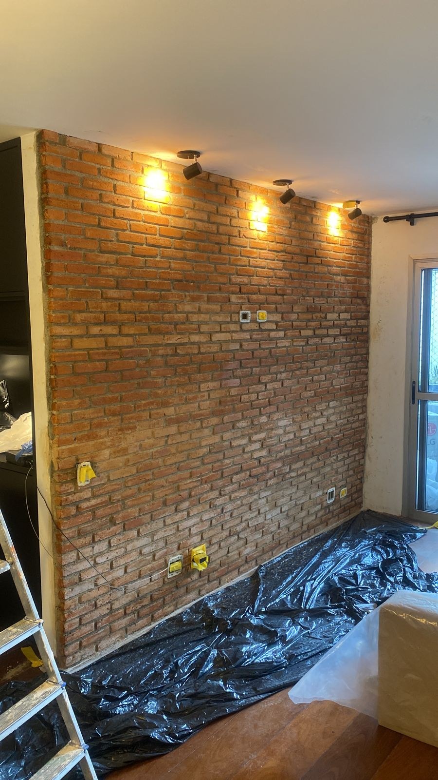 Iluminação Direcionada sobre a Parede de Tijolo Aparente