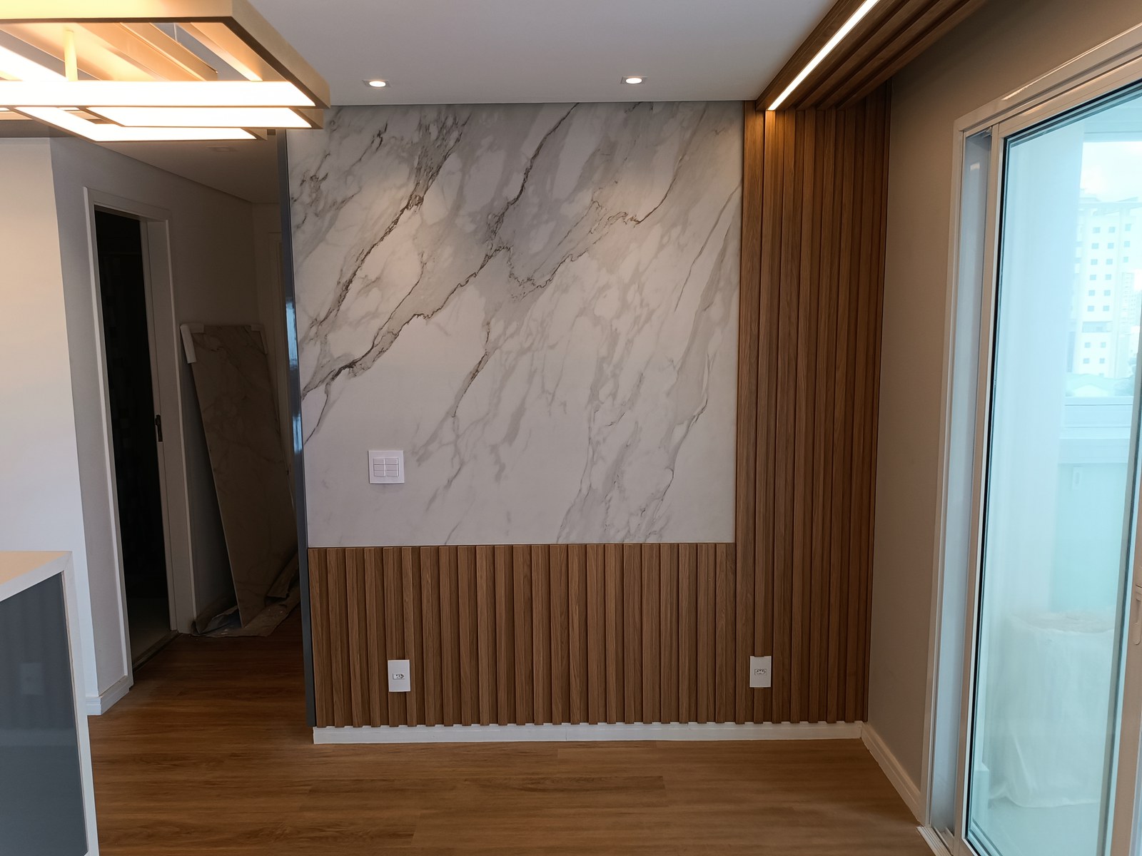 Detalhe de Encontro de Materiais e Lustre Dourado