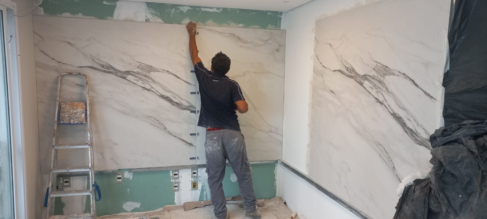 Fase 2: Instalação do painel de porcelanato marmorizado pela equipe