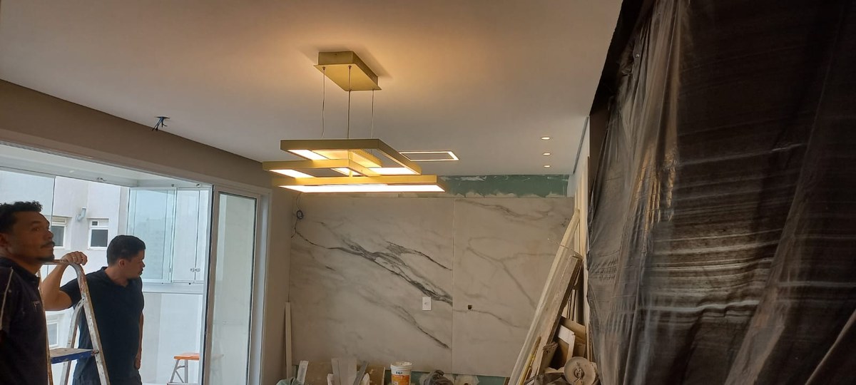 Montagem e alinhamento de iluminação de luxo em apartamento